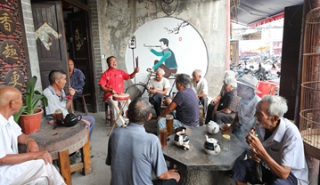 “乡村小喇叭”志愿者在茶馆艺术化宣讲.jpg