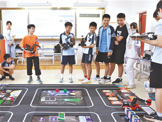 2023年南宁市中小学电脑机器人竞赛举行