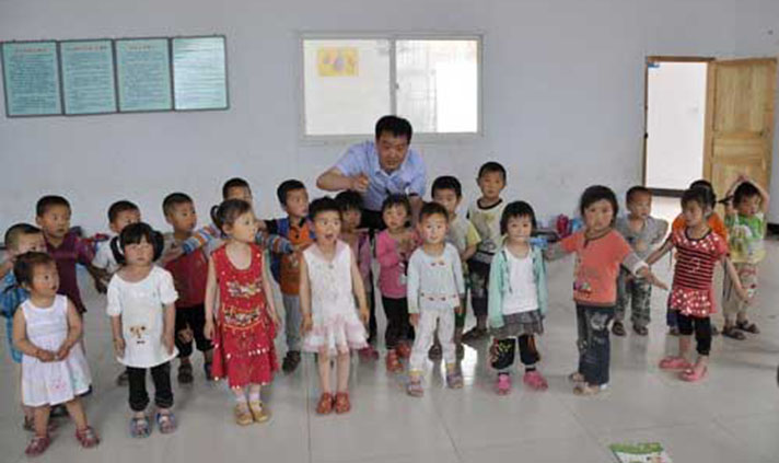 六一儿童节，心里始终装着孩子们的裴春亮，来到裴寨新村幼儿园，和孩子们一起度过了一个快乐的六一儿童节。.jpg