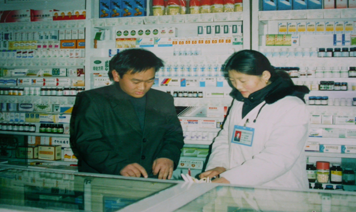 志愿者期间，王一硕在麟游县药材公司指导GSP认证.png