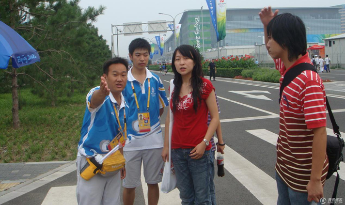 奥运会期间，王一硕做奥运志愿者，为观众引导路线.png