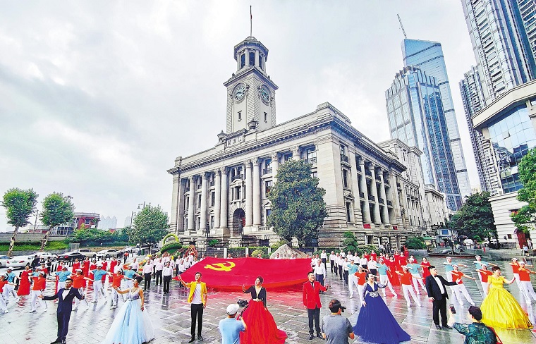 武汉：《领航》快闪表演庆祝建党101周年