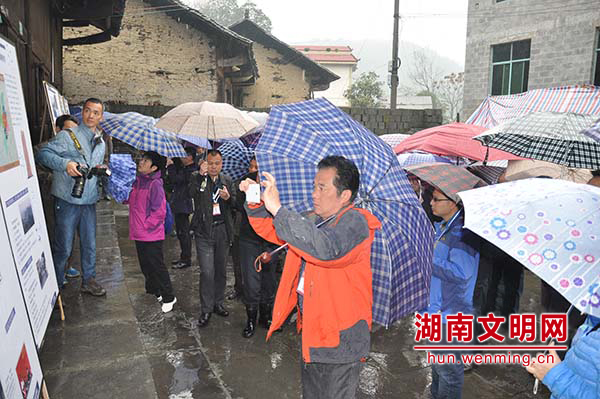 22日上午，全省扶贫工作队伍参观学习湖南省委组织部定点扶贫村让烈村扶贫经验。