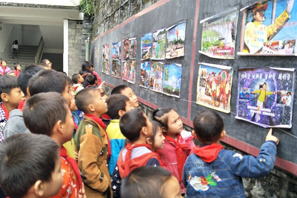 凤凰县水打田学区学生们正在观看《砥砺奋进的五年·文明的力量》宣传挂图 4.jpg