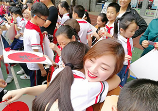 小学生与妈妈深情相拥。图片来源：衡阳文明网.jpg