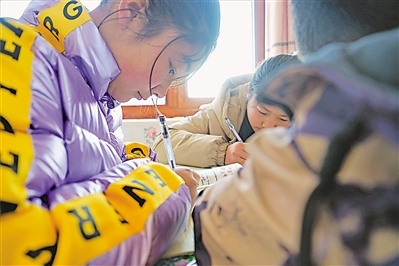 <p>　　寒假里，西吉县偏城乡柳林村的孩子们在学习。</p>