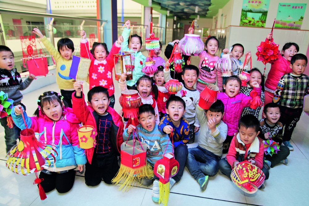 nEO_IMG_西王学前教育中心里的孩子们参加元宵节活动.jpg