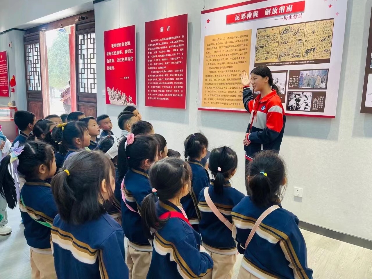 岳庙初级中学在智取华山红色展厅开展“红领巾讲解员”活动