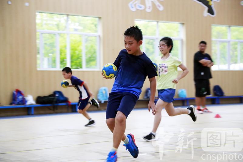 9月2日，上海，張江高科實驗小學的學生在課后參加手球訓練.jpg
