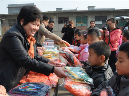 4 韩丰骏为山区儿童捐款捐物。图片来源：新乡市文明办.jpg